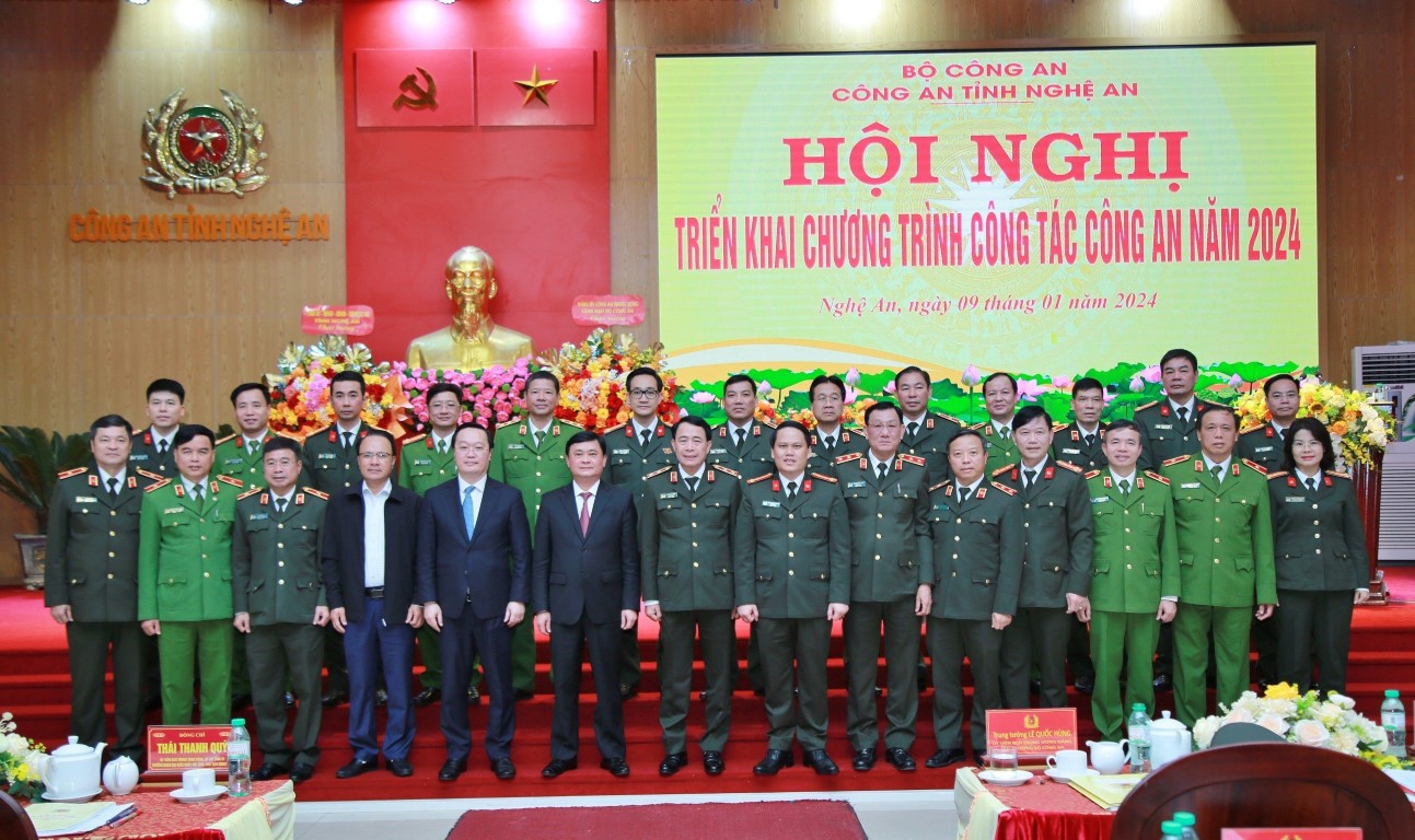 Các đại biểu chụp ảnh lưu niệm