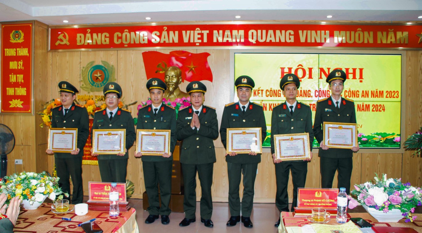 Đồng chí Thượng tá Phạm Vũ Cường – Bí thư Đảng uỷ, Trưởng phòng Tham mưu khen thưởng các đảng viên xuất sắc năm 2023