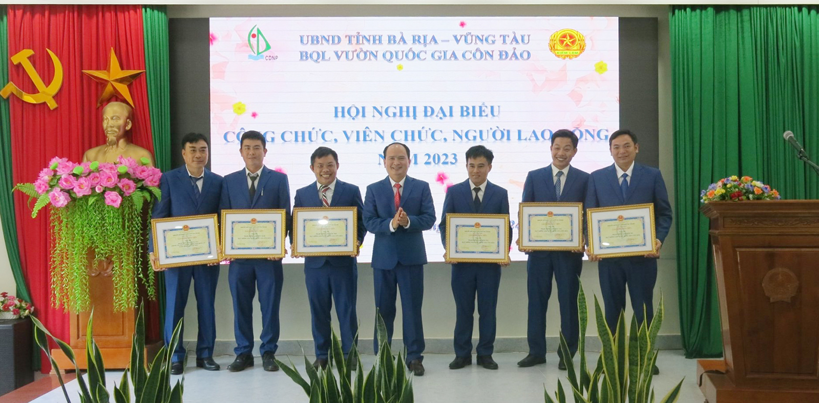 Ông Nguyễn Khắc Pho, Giám đốc Ban Quản lý Vườn Quốc gia Côn Đảo tặng giấy khen cho các cá nhân có thành tích xuất sắc năm 2023