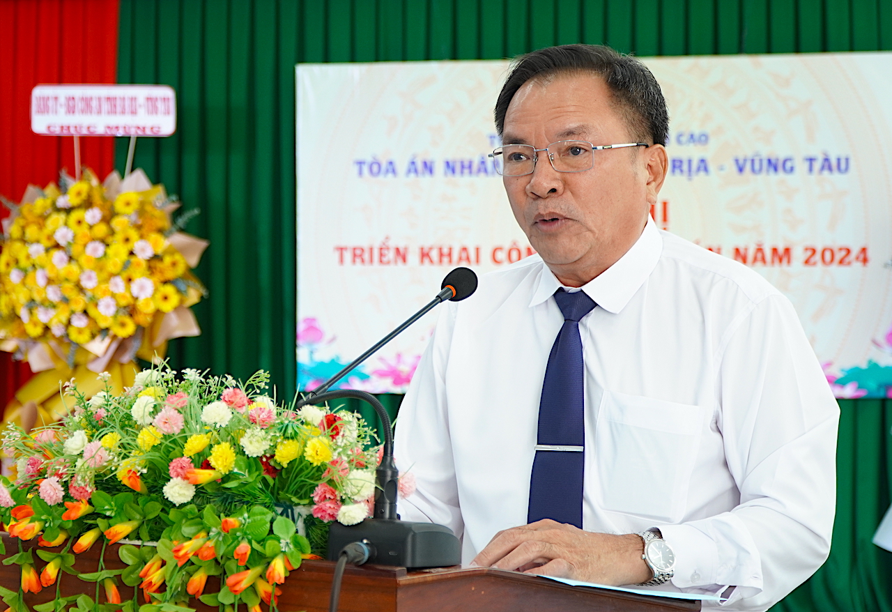 Chánh án TAND tỉnh Trần Văn Vui phát biểu tại hội nghị.