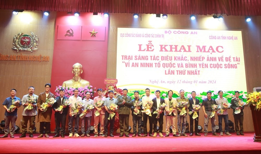 Đồng chí Thiếu tướng, NSND Nguyễn Công Bẩy, Phó Cục trưởng Cục Công tác Đảng và công tác Chính trị Bộ Công an, Phó trưởng Ban tổ chức và Đại tá Lê Văn Thái, Phó Giám đốc Công an tỉnh Nghệ An tặng hoa các tác giả tham gia Trại sáng tác.