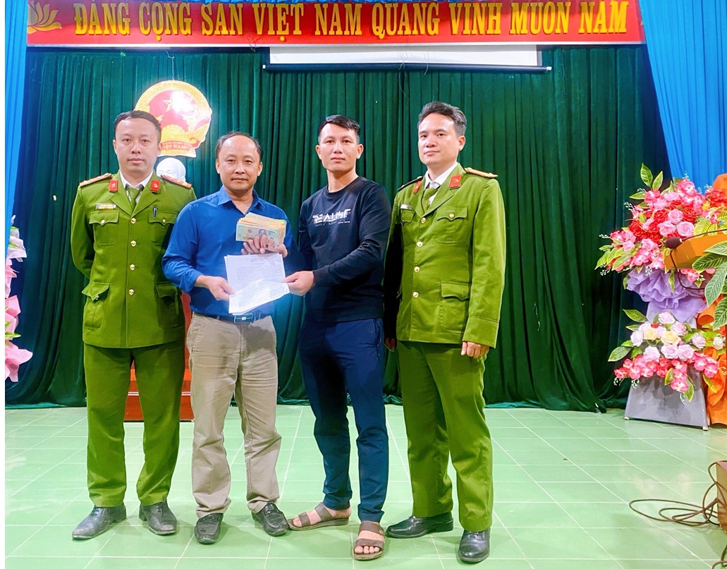 Tại trụ sở Công an xã Tân Hương, anh V.T.K. đã nhận lại số tiền mà mình chuyển khoản nhầm từ anh Trần Văn Ngọc