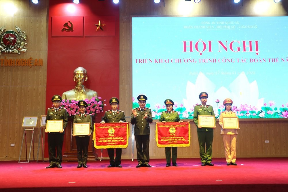 Khen thưởng các tập thể, cá nhân có thành tích xuất sắc 