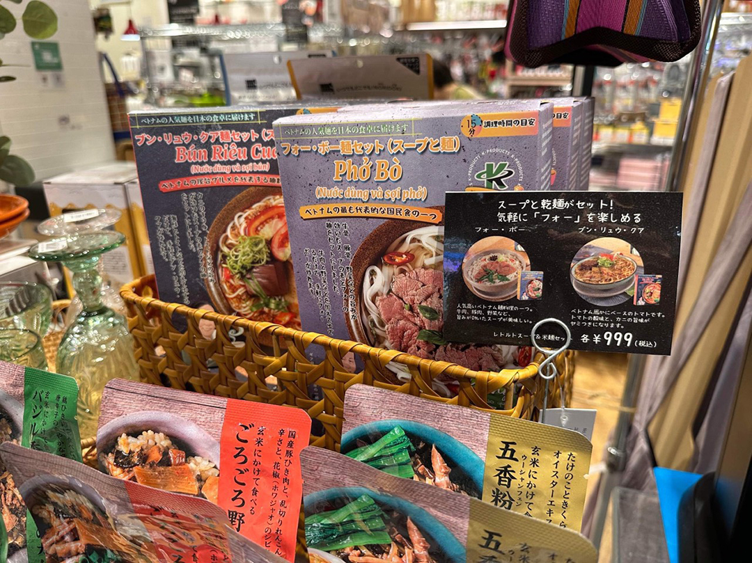 Các sản phẩm ăn liền và nước dùng của K-Products bày bán trên kệ hàng của siêu thị Nhật Bản.