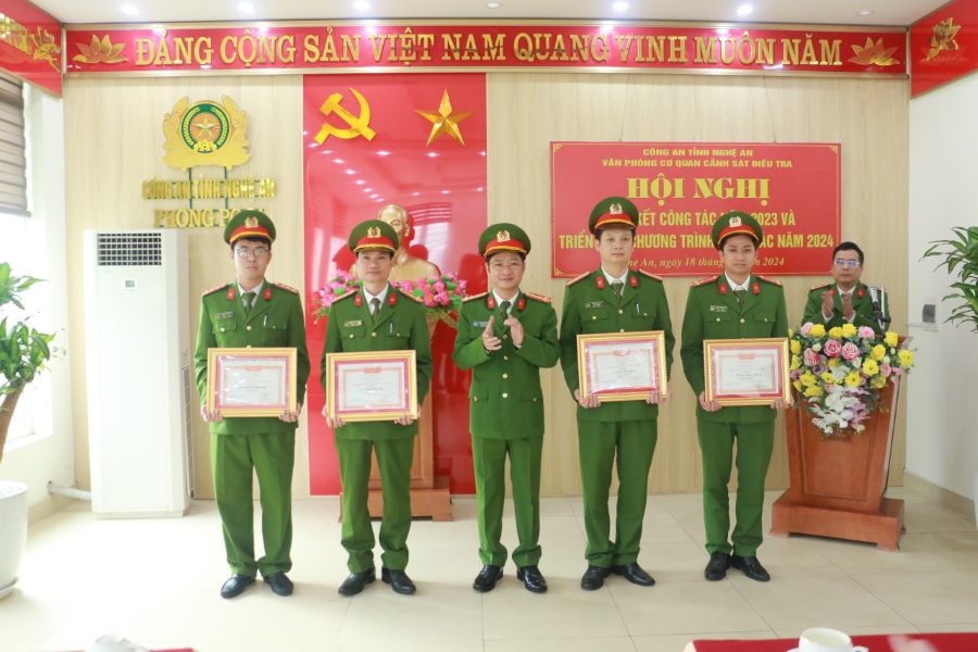Nhiều tập thể, cá nhân có thành tích xuất sắc trong phong trào thi đua  “Vì An ninh Tổ quốc” được khen thưởng