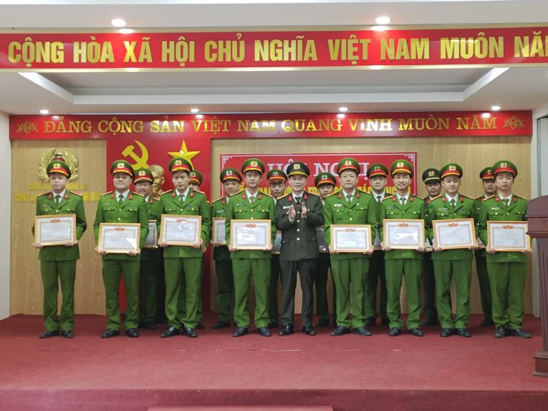     Trao thưởng cho các tập thể, cá nhân có thành tích xuất sắc trong công tác, chiến đấu