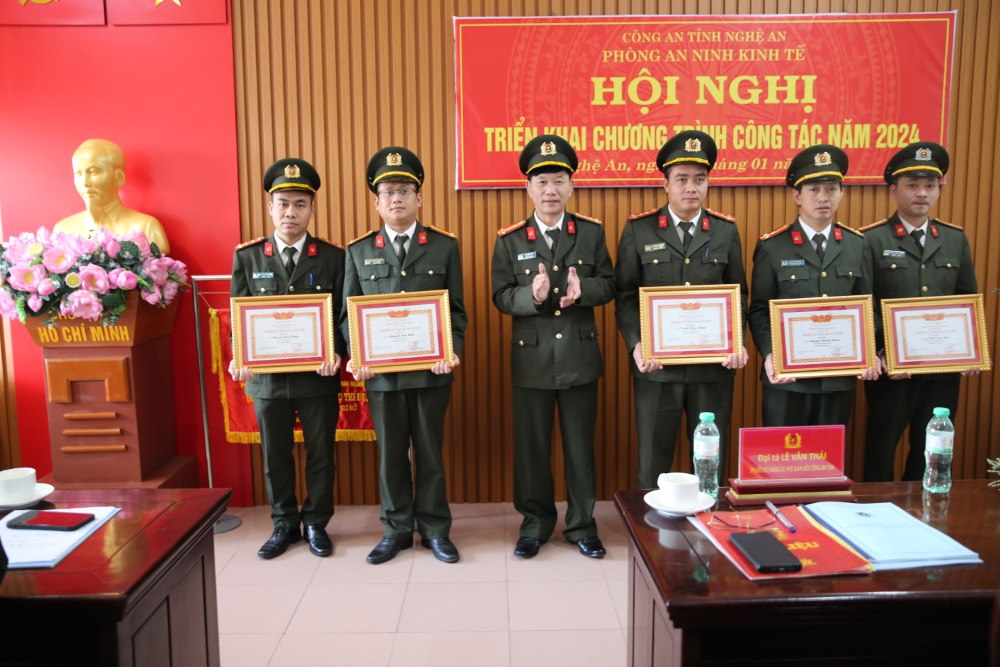 Trao thưởng cho các tập thể, cá nhân Phòng An ninh kinh tế có thành tích xuất sắc trong năm 2023