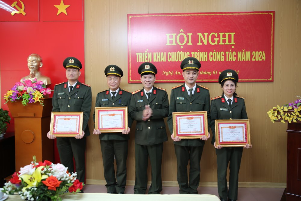 Trao thưởng các tập thể, cá nhân có thành tích xuất sắc năm 2023