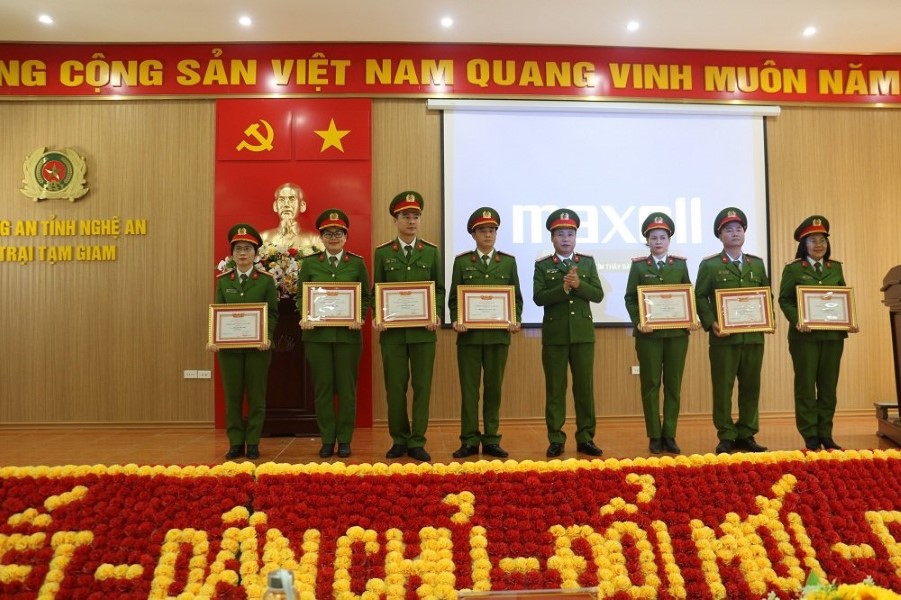 Khen thưởng cho các cá nhân có thành tích xuất sắc trong năm 2023