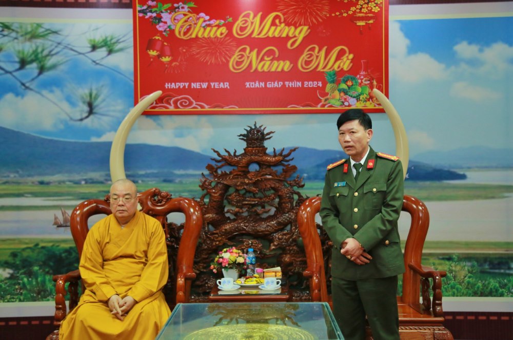 Đồng chí Đại tá Lê Văn Thái, Phó Giám đốc Công an tỉnh thông báo tình hình ANTT và những thành tích nổi bật của Công an Nghệ An trong năm 2023