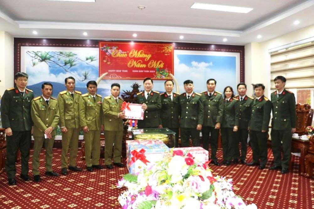Đồng chí Đại tá Phết-Nọi-Lo-Lon-Xỉ, Phó Giám đốc Công an tỉnh Hủa Phăn tặng quà Công an tỉnh Nghệ An nhân dịp đón Tết cổ truyền của dân tộc