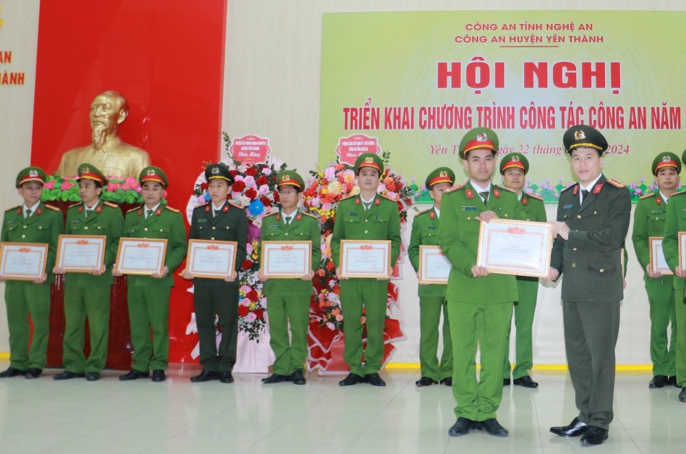 Khen thưởng các tập thể, cá nhân xuất sắc 