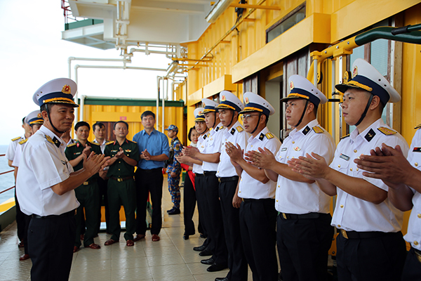 Đại tá Trần Chí Tâm, Phó Tham mưu trưởng Bộ Tư lệnh Vùng 2 Hải quân, Trưởng Đoàn công tác số 2 tặng quà Tết cán bộ, chiến sĩ Nhà giàn DK1/21.