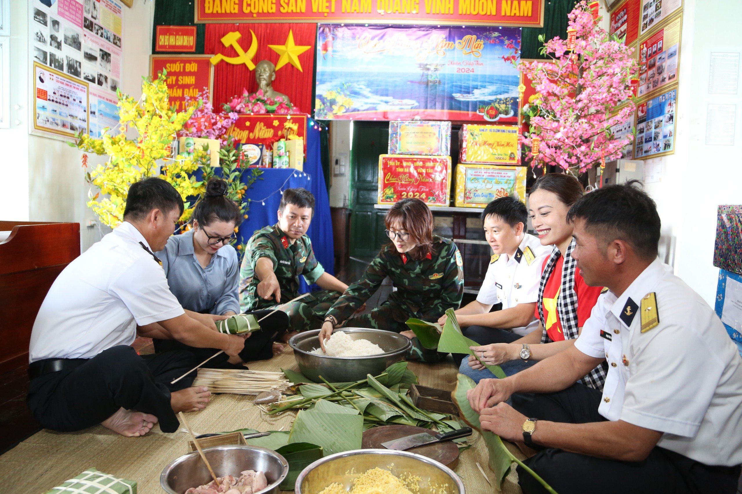 Đoàn công tác cùng cán bộ, chiến sĩ tại Nhà giàn DK1/10 tổ chức gói bánh chưng chào đón Tết Nguyên đán Giáp thìn 2024.