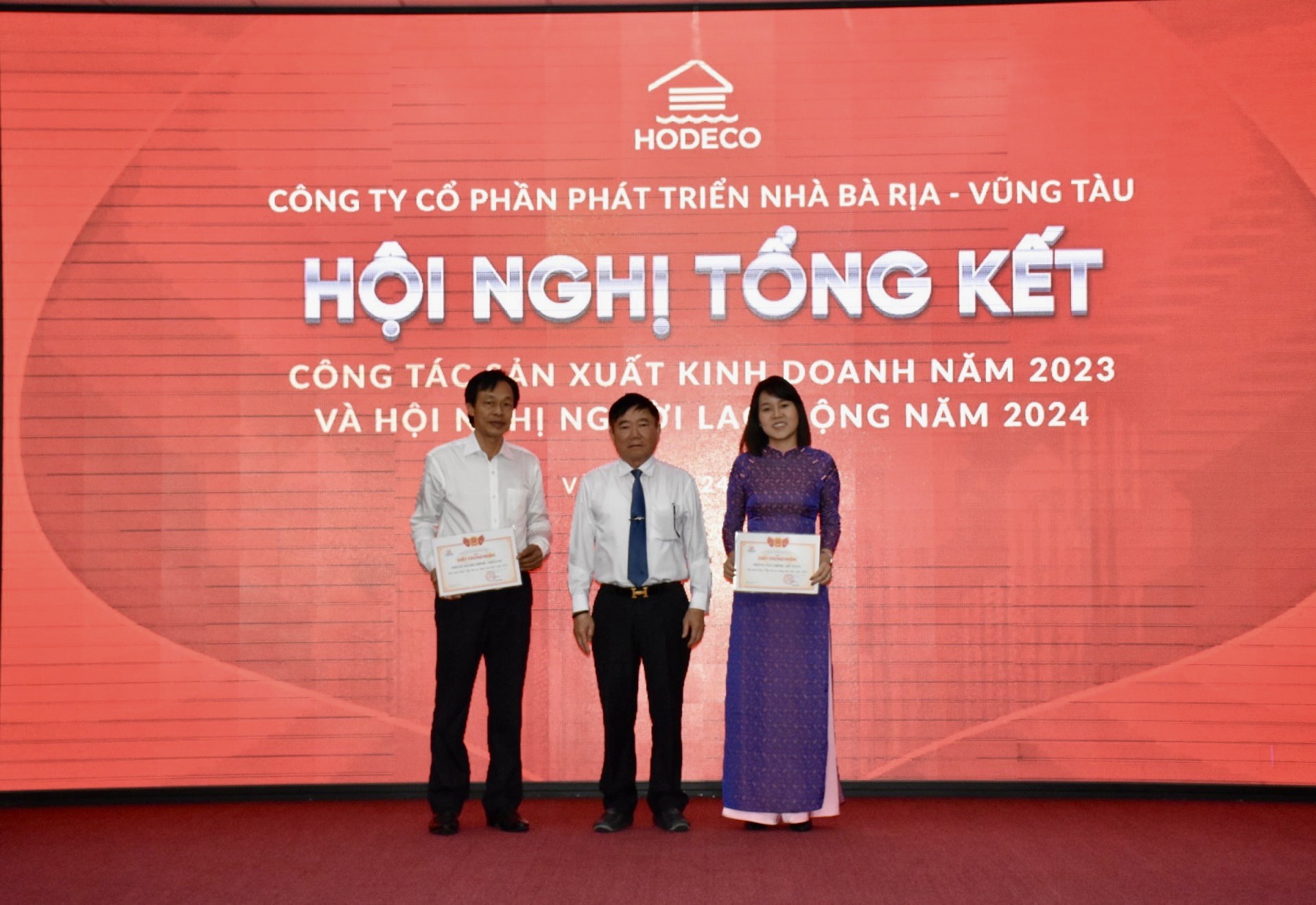 Ông Đoàn Hữu Thuận, Chủ tịch HĐQT HODECO tặng Giấy khen cho các tập thể lao động tiên tiến năm 2023.