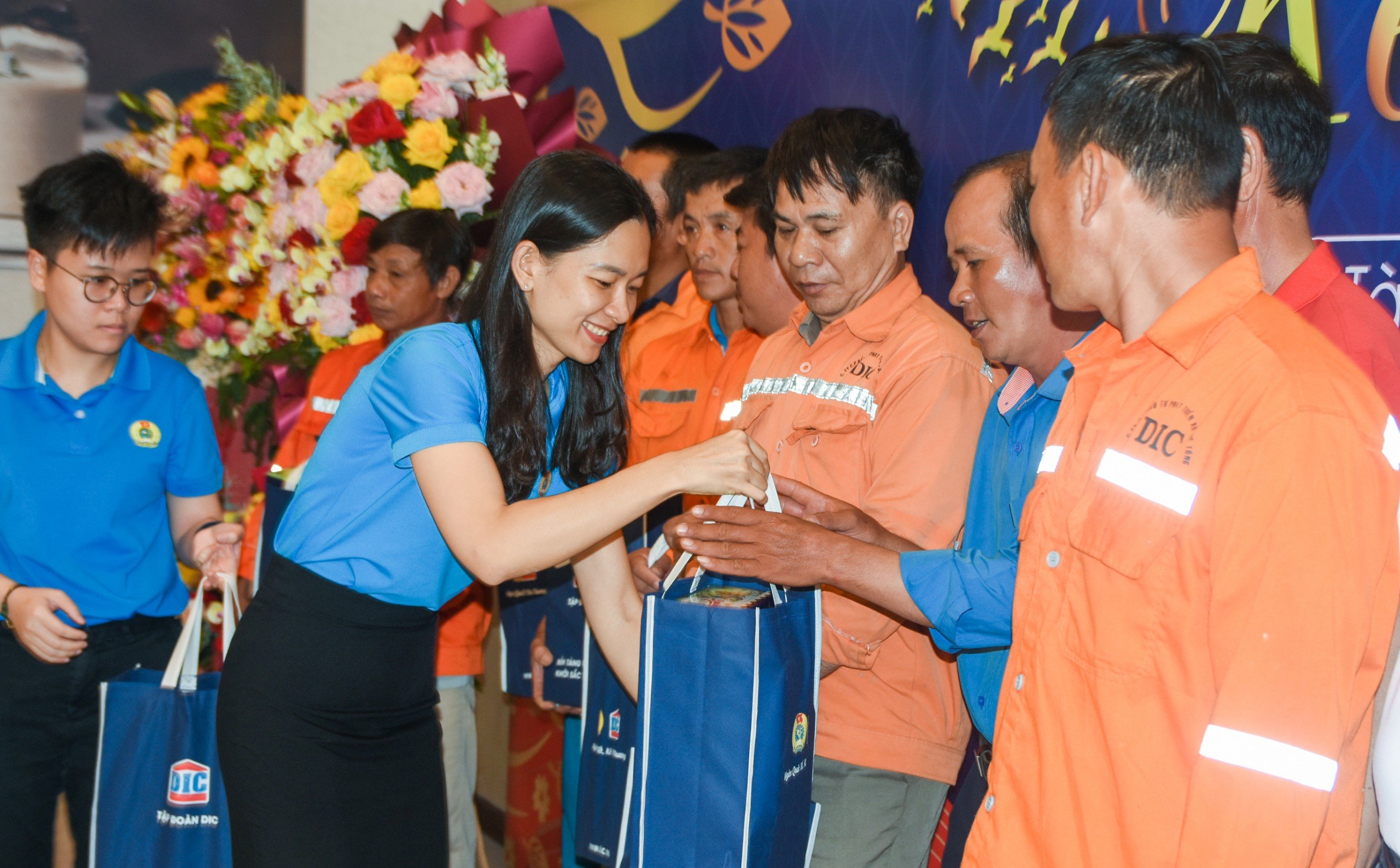 Bà Nguyễn Thị Kim Nhung, Chủ tịch Công đoàn DIC Group trao quà Tết cho người lao động có hoàn cảnh khó khăn. 