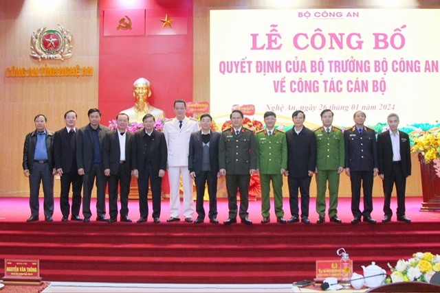 Các đại biểu chụp ảnh lưu niệm