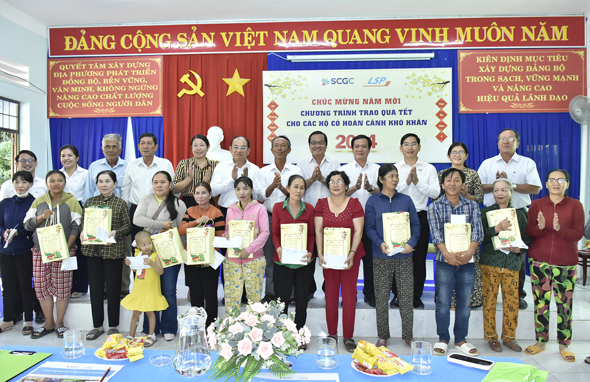 LSP tặng 100 phần quà cho hộ gia đình có hoàn cảnh khó khăn tại xã Long Sơn