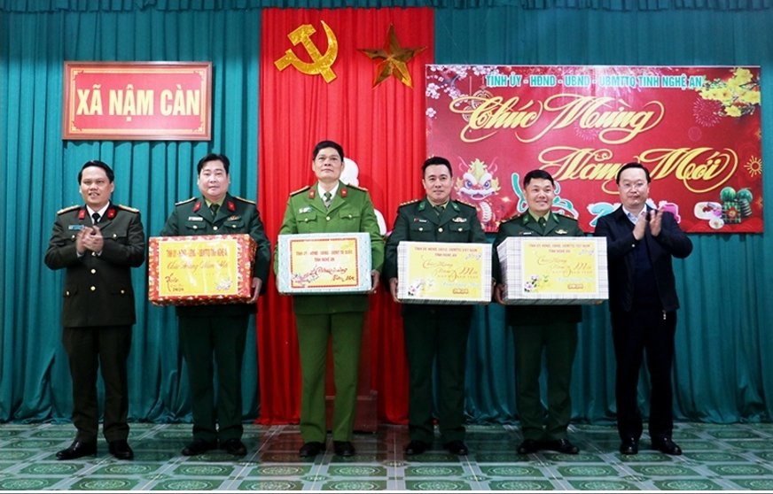 Chủ tịch UBND tỉnh Nguyễn Đức Trung và Đại tá Bùi Quang Thanh, Giám đốc Công an tỉnh tặng quà Ban Chỉ huy Quân sự huyện, Công an huyện Kỳ Sơn; Đồn Biên phòng Nậm Càn, Đồn Biên phòng Na Ngoi