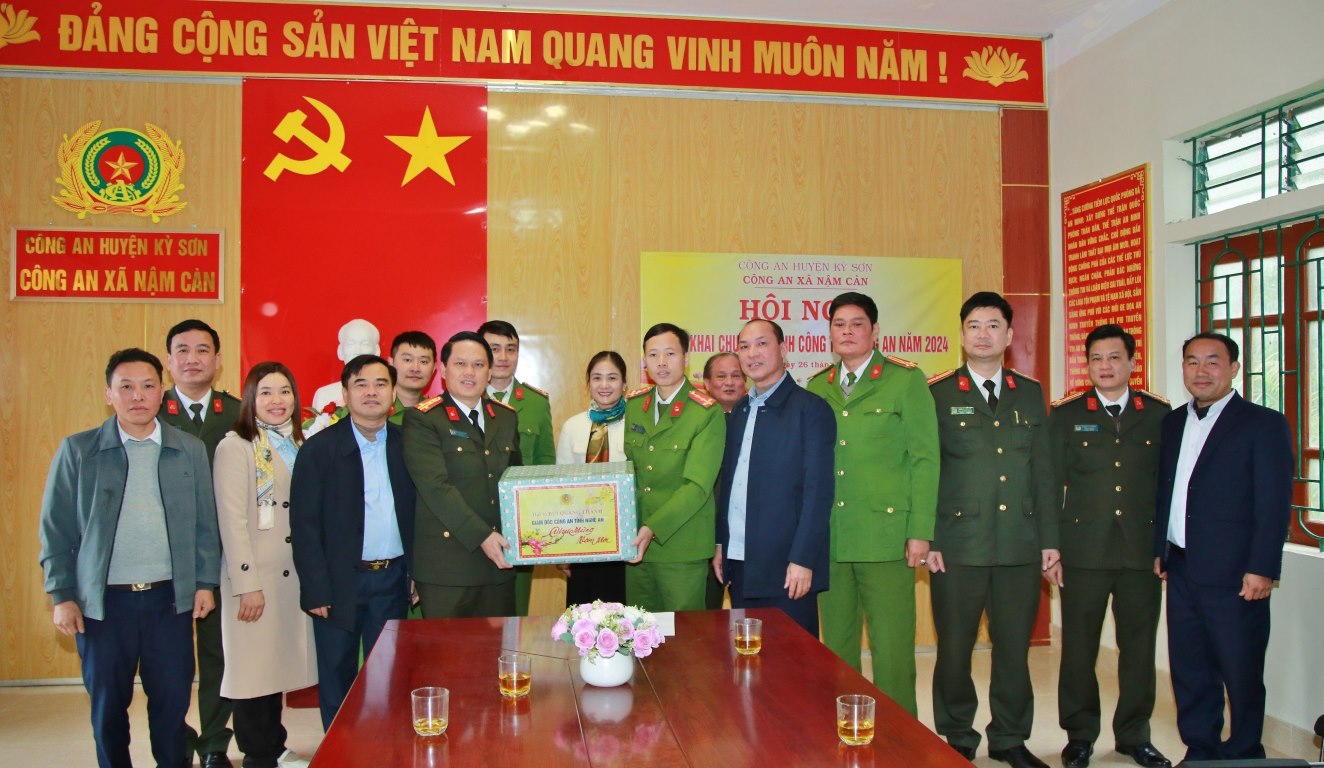 Đồng chí Đại tá Bùi Quang Thanh, Giám đốc Công an tỉnh tặng quà Công an xã Nậm Càn