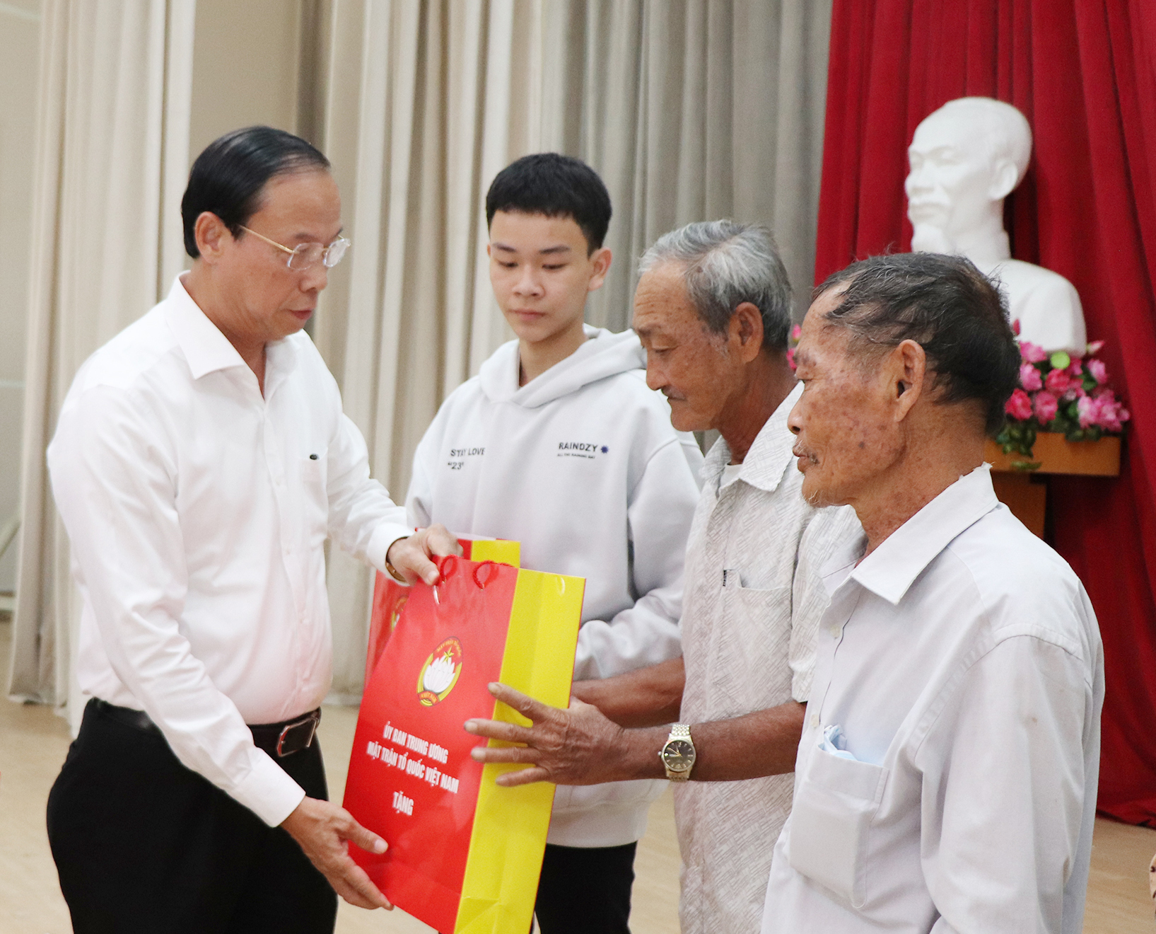 Ông Nguyễn Văn Thọ, Chủ tịch UBND tỉnh tặng quà Tết đến hộ nghèo xã Sông Xoài (TX.Phú Mỹ).