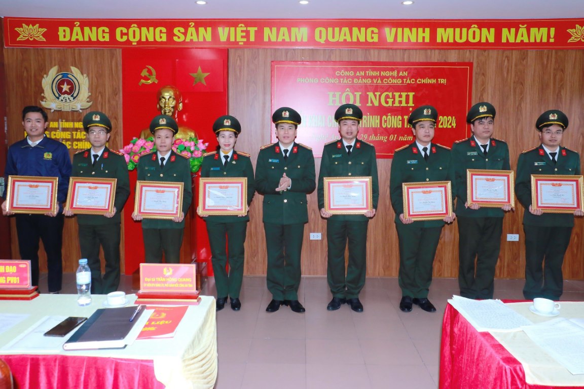 Khen thưởng các tập thể, cá nhân đạt thành tích xuất sắc