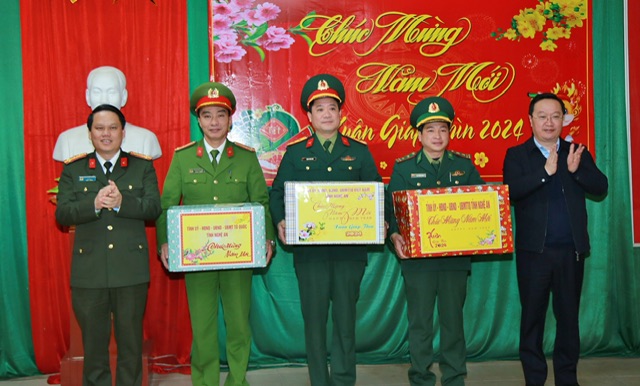 Chủ tịch UBND tỉnh Nguyễn Đức Trung và Đại tá Bùi Quang Thanh - Giám đốc Công an tỉnh tặng quà Ban Chỉ huy Quân sự huyện, Công an huyện Tương Dương, Đồn Biên phòng Tam Quang