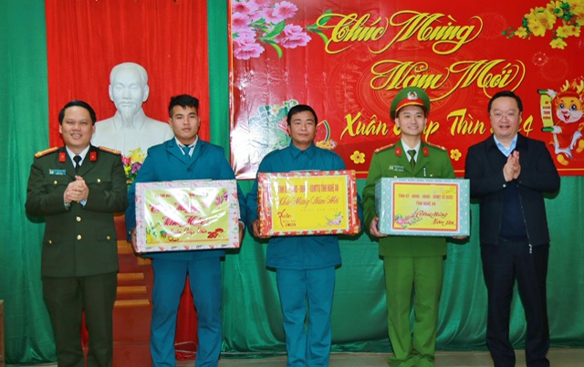 Chủ tịch UBND tỉnh Nguyễn Đức Trung và Đại tá Bùi Quang Thanh - Giám đốc Công an tỉnh tặng quà Công an xã Tam Quang, Ban Chỉ huy Quân sự xã Tam Quang, Tiểu đội dân quân Thường trực xã Tam Hợp