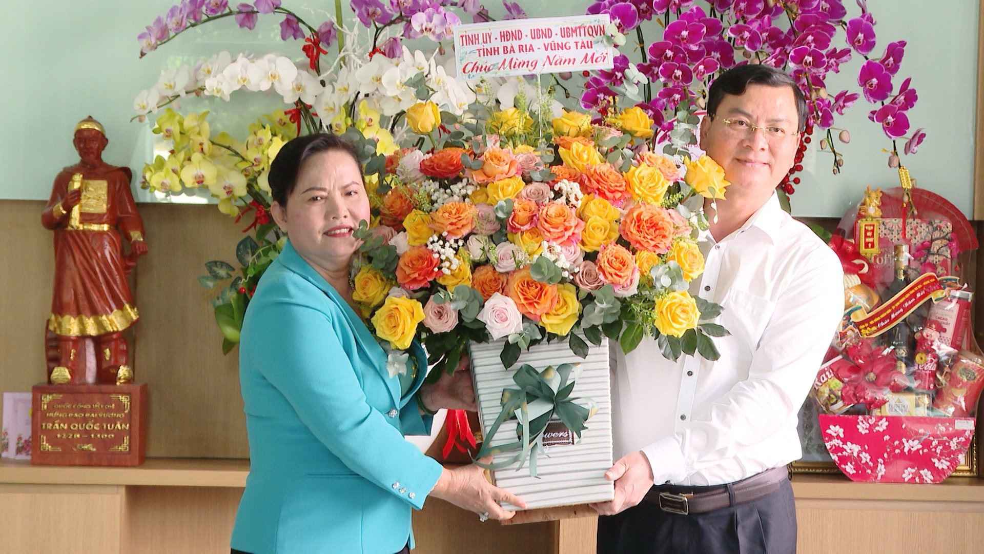 Ông Nguyễn Công Vinh, Phó Chủ tịch UBND tỉnh tặng hoa chúc Tết Công ty TNHH MTV Lan Anh