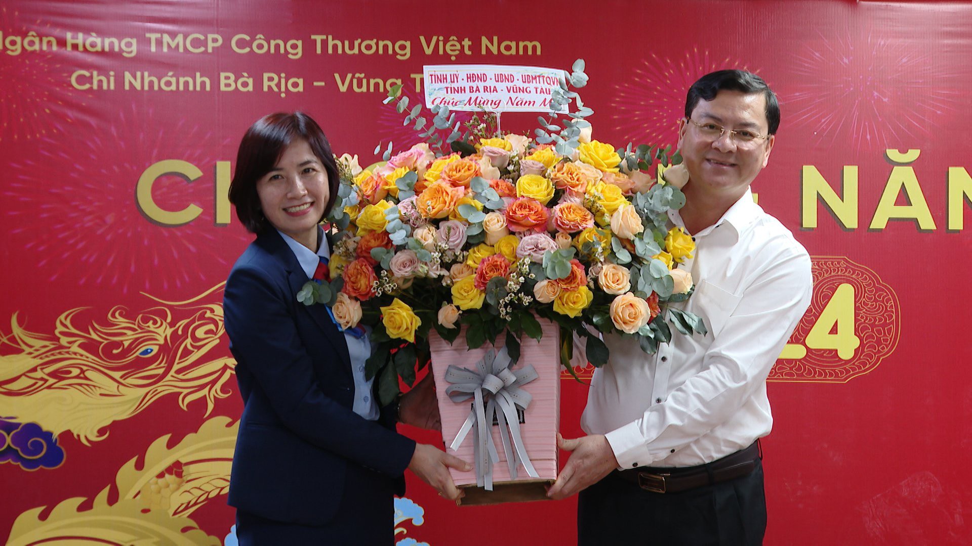  Ông Nguyễn Công Vinh, Phó Chủ tịch UBND tỉnh tặng hoa Ngân hàng thương mại CP công thương Việt Nam chi nhánh Bà Rịa-Vũng Tàu