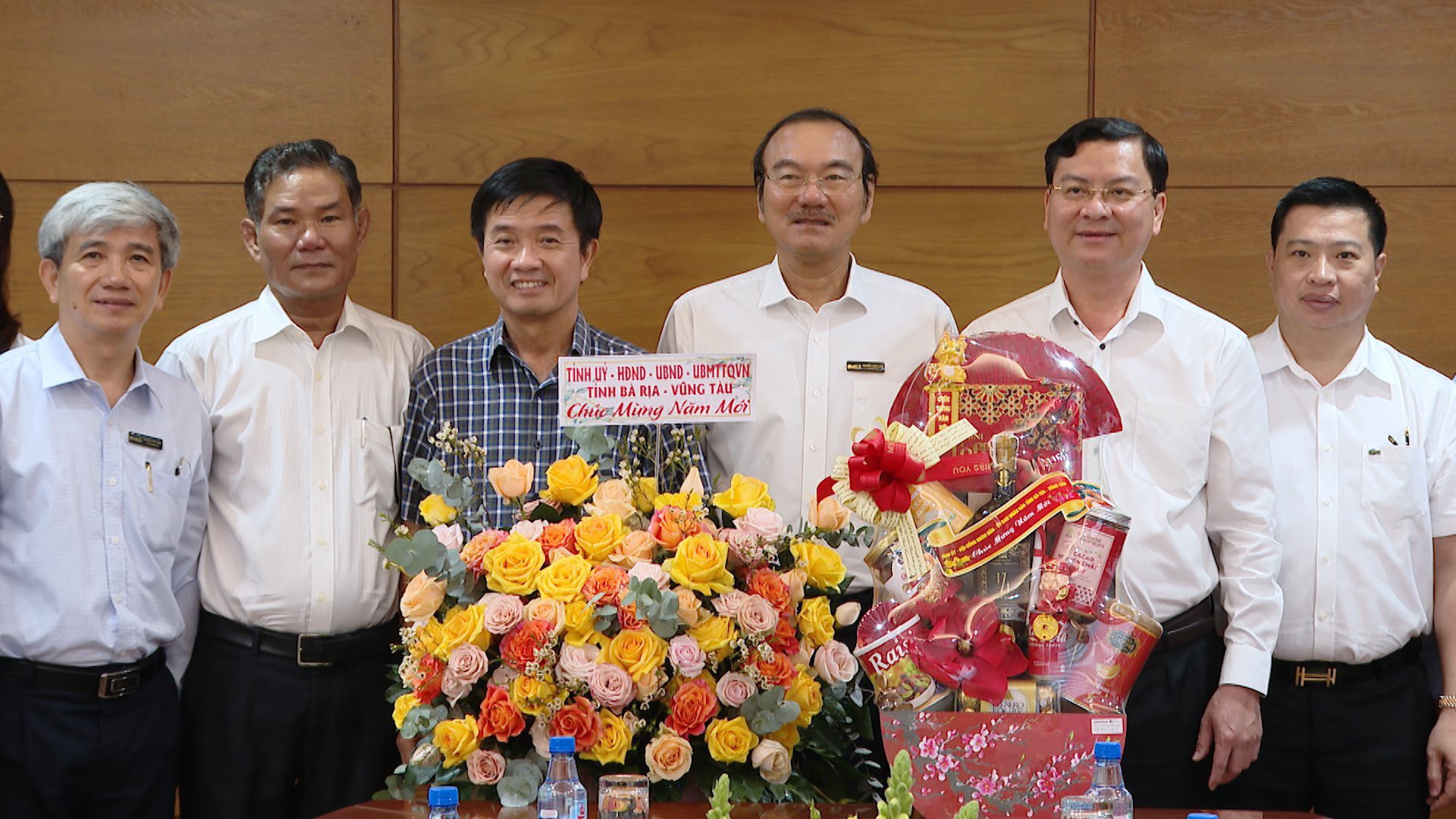 Ông Nguyễn Công Vinh, Phó Chủ tịch UBND tặng hoa chúc Tết Công ty CP Cấp nước Bà Rịa-Vũng Tàu.