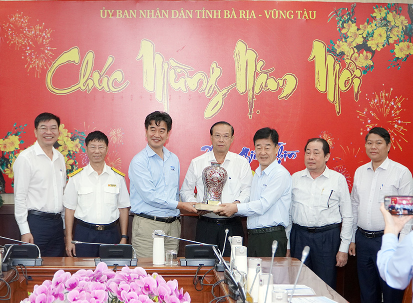 Đại diện Tập đoàn Hyosung tặng quà lưu niệm đến Chủ tịch UBND tỉnh Nguyễn Văn Thọ.