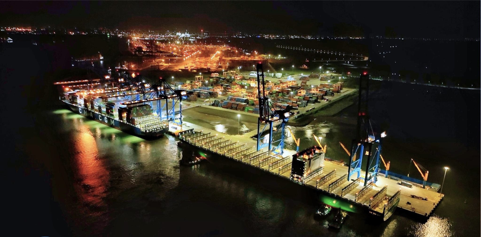 Cụm cảng Cái Mép-Thị Vải nhộn nhịp về đêm