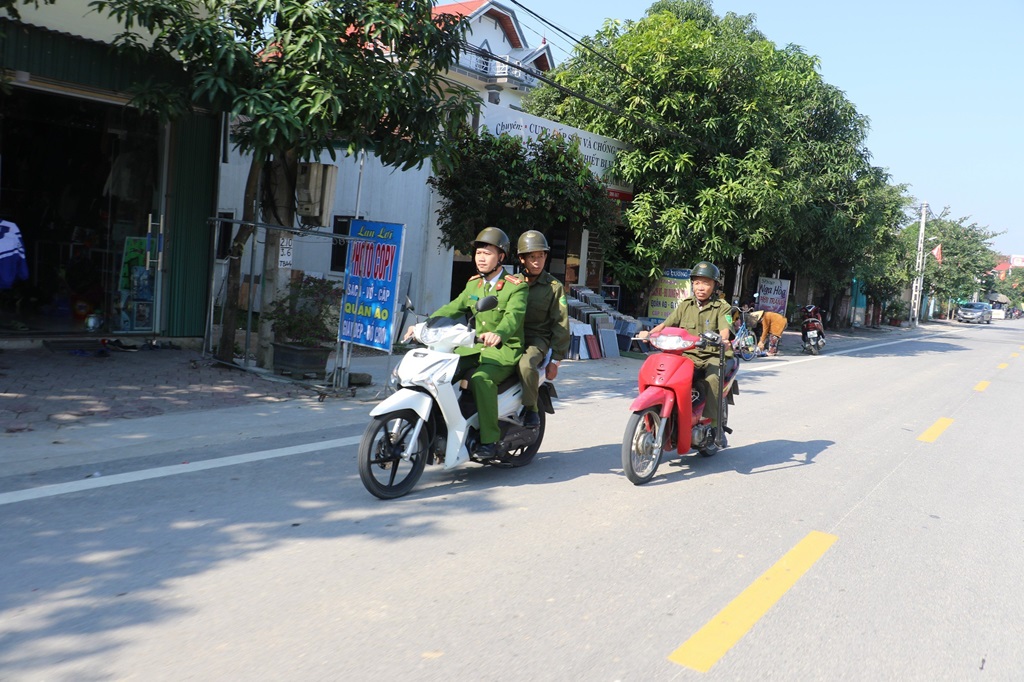 Ông Hồ Công Bình tham gia tuần tra kiểm soát cùng Công an xã Nam Cát 