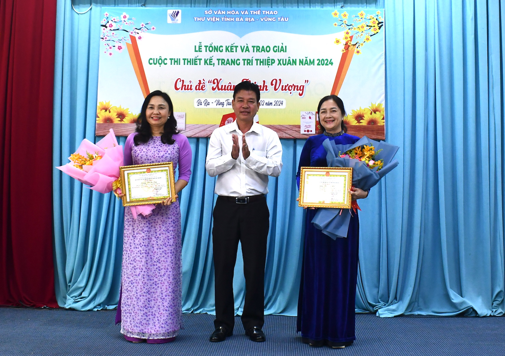 Ông Trần Văn Lợi, Phó Giám đốc Sở VH-TT trao giải tập thể đến 2 đơn vị trường học.