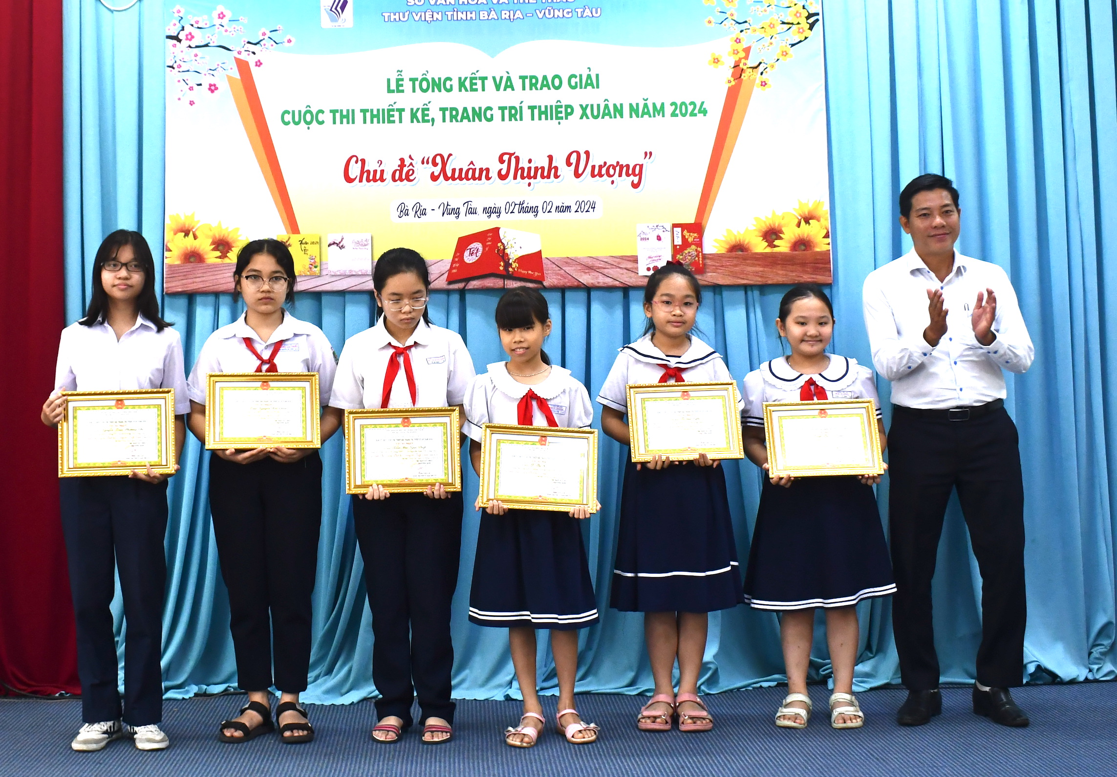 Ông Trần Công Sơn, Giám đốc Thư viện tỉnh trao giải đến các thí sinh đạt giải bảng dành cho HS.