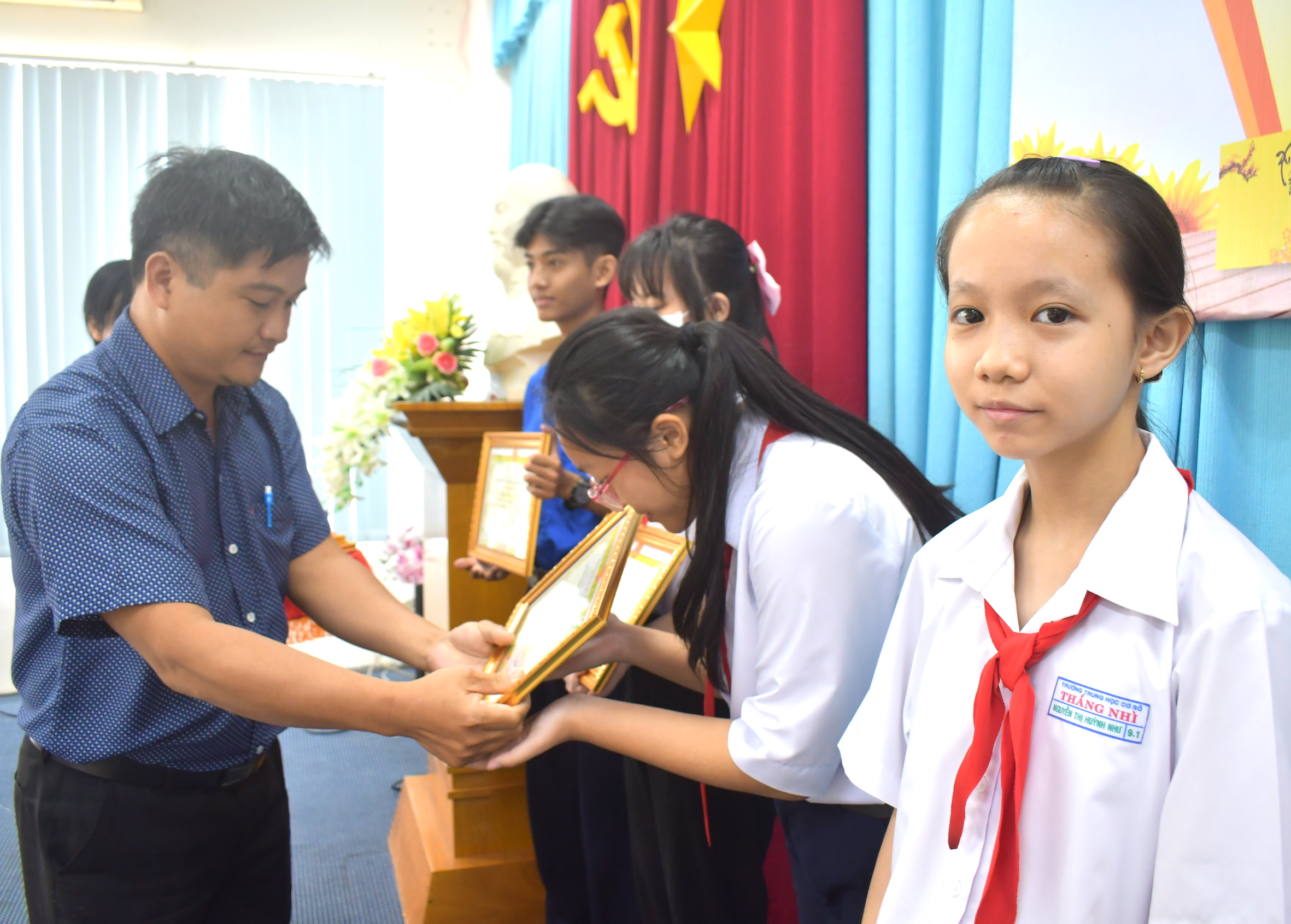 Ông Lê Văn Tuấn, Hội viên Hội Mỹ thuật Việt Nam, Ban Giám khảo cuộc thi trao giải các thí sinh đạt giải bảng dành cho HS.