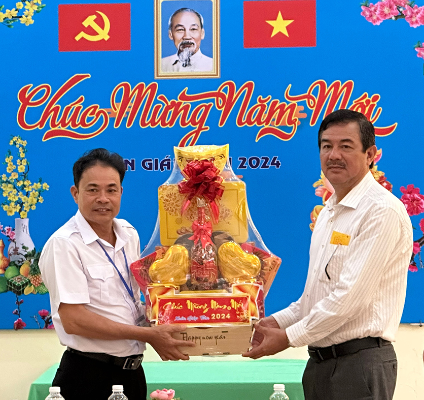 Ông Trịnh Hàng, Giám đốc Sở Du lịch (bên phải) tặng quà động viên Trung tâm Quản lý và Hỗ trợ khách du lịch TP.Vũng Tàu