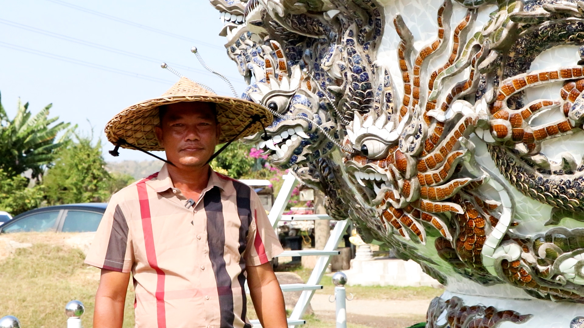 Ông Trần Phúc Lộc, chủ vườn bonsai Phúc Lộc bên tác phẩm “Quần long hội tụ” với 9 con rồng bao quanh thân chậu rộng 4m.