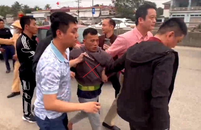 Đối tượng bị lực lượng Công an phát hiện, bắt giữ và dẫn giải về Cơ quan điều tra.