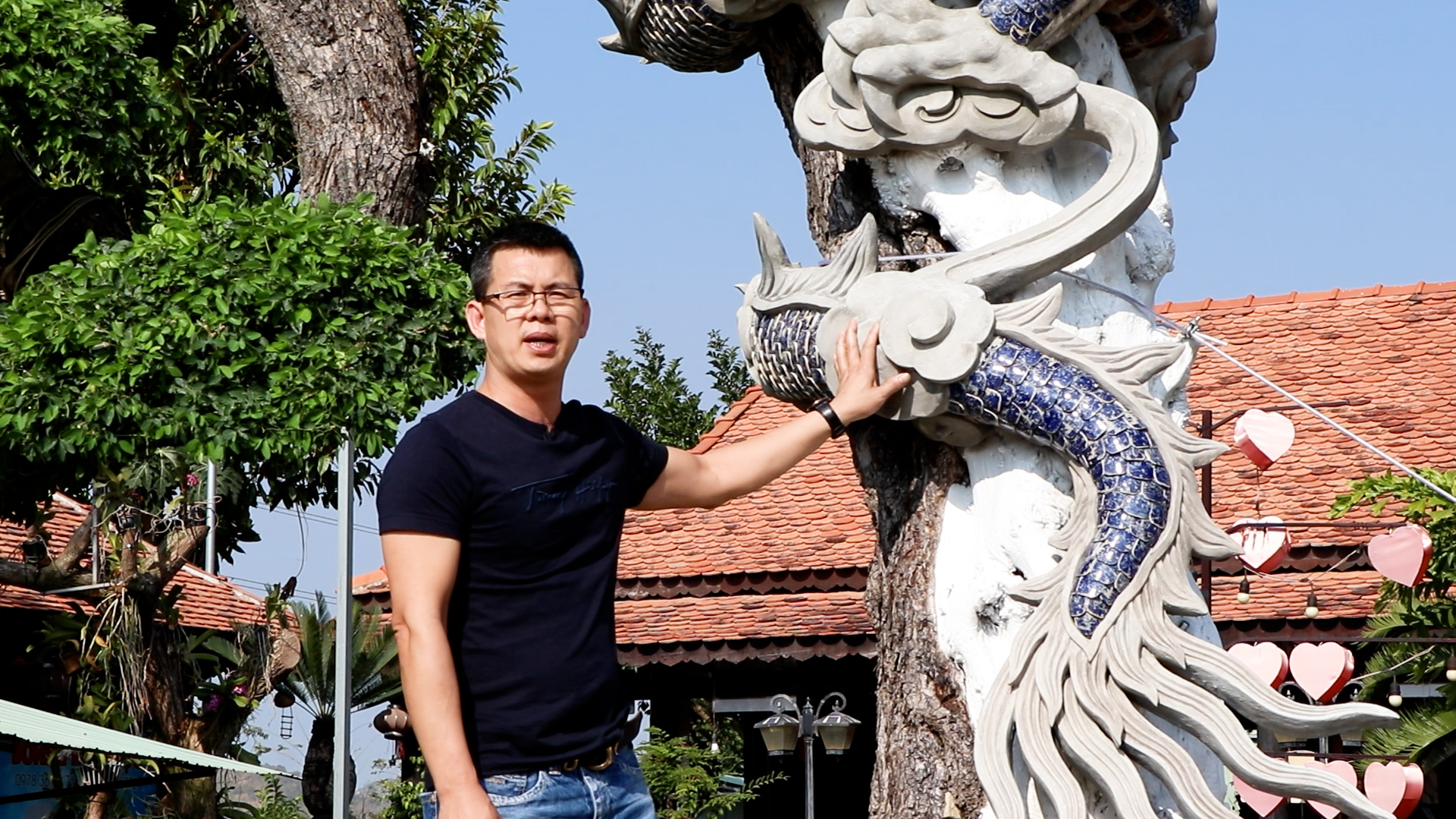 Trong dịp tham quan vườn bonsai Phúc Lộc, anh Hoàng Nghiệm, ở xã Suối Nghệ (huyện Châu Đức), Việt kiều Tây Ban Nha tâm đắc nhất với tác phẩm “Lúa chín cuối đầu”.