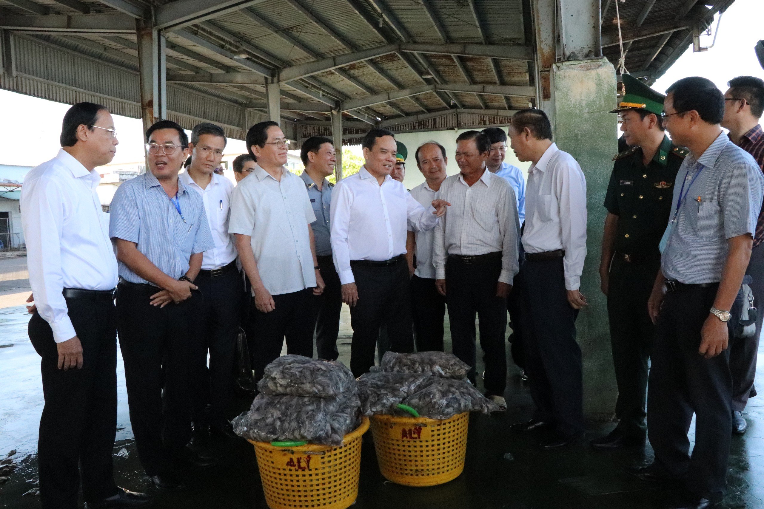 Đoàn thanh tra do Phó Thủ tướng Trần Lưu Quang đứng đầu kiểm tra thực tế công tác chống khai thác IUU tại cảng Cát Lở (TP.Vũng Tàu) sáng 13.12.2023