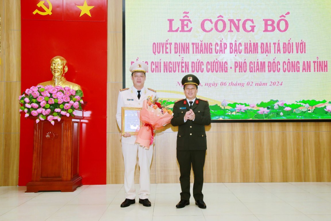 Thừa ủy quyền Bộ trưởng Bộ Công an, đồng chí Đại tá Bùi Quang Thanh - Giám đốc Công an tỉnh trao quyết định thăng cấp bậc hàm Đại tá cho đồng chí Nguyễn Đức Cường, Phó Giám đốc Công an tỉnh