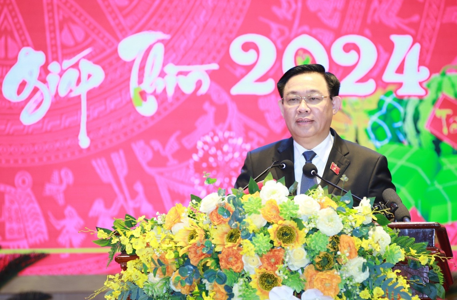 Chủ tịch Quốc hội Vương Đình Huệ ghi nhận, đánh giá cao những thành tích, chiến công xuất sắc của Công an Nghệ An và gửi lời chúc mừng năm mới tới cán bộ, chiến sĩ Công an tỉnh nhân dịp Tết Nguyên đán Giáp Thìn năm 2024