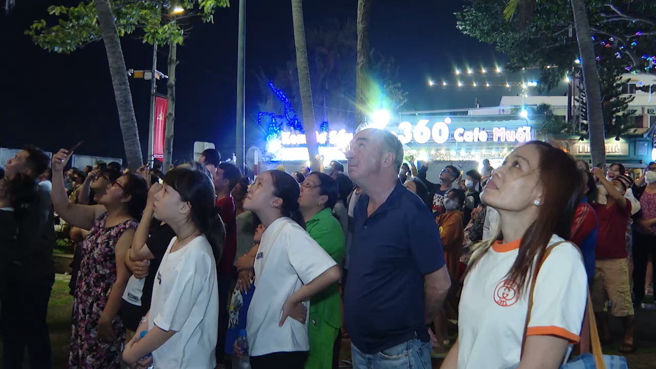 Người dân, du khách tại Vũng Tàu xem bắn pháo hoa chào năm mới Giáp Thìn 2024.