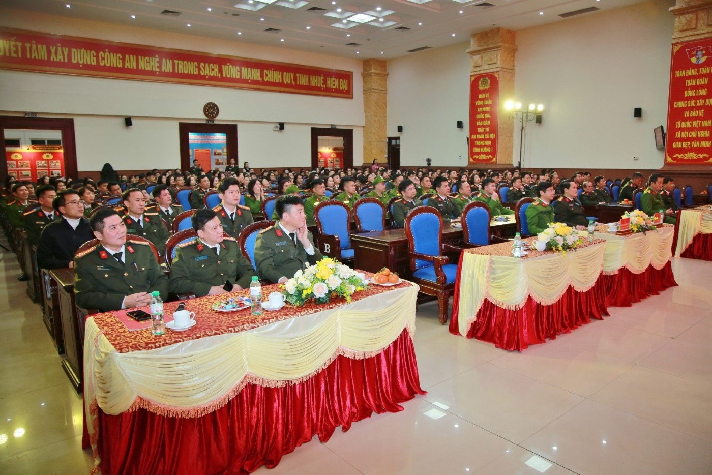 Các đồng chí trong Ban Giám đốc cùng lãnh đạo các phòng và đông đảo cán bộ, chiến sĩ thực hiện nhiệm vụ thường trực chiến đấu bảo đảm an ninh trật tự (ANTT) trong dịp Tết Nguyên đán dự chúc Tết tại Công an tỉnh 