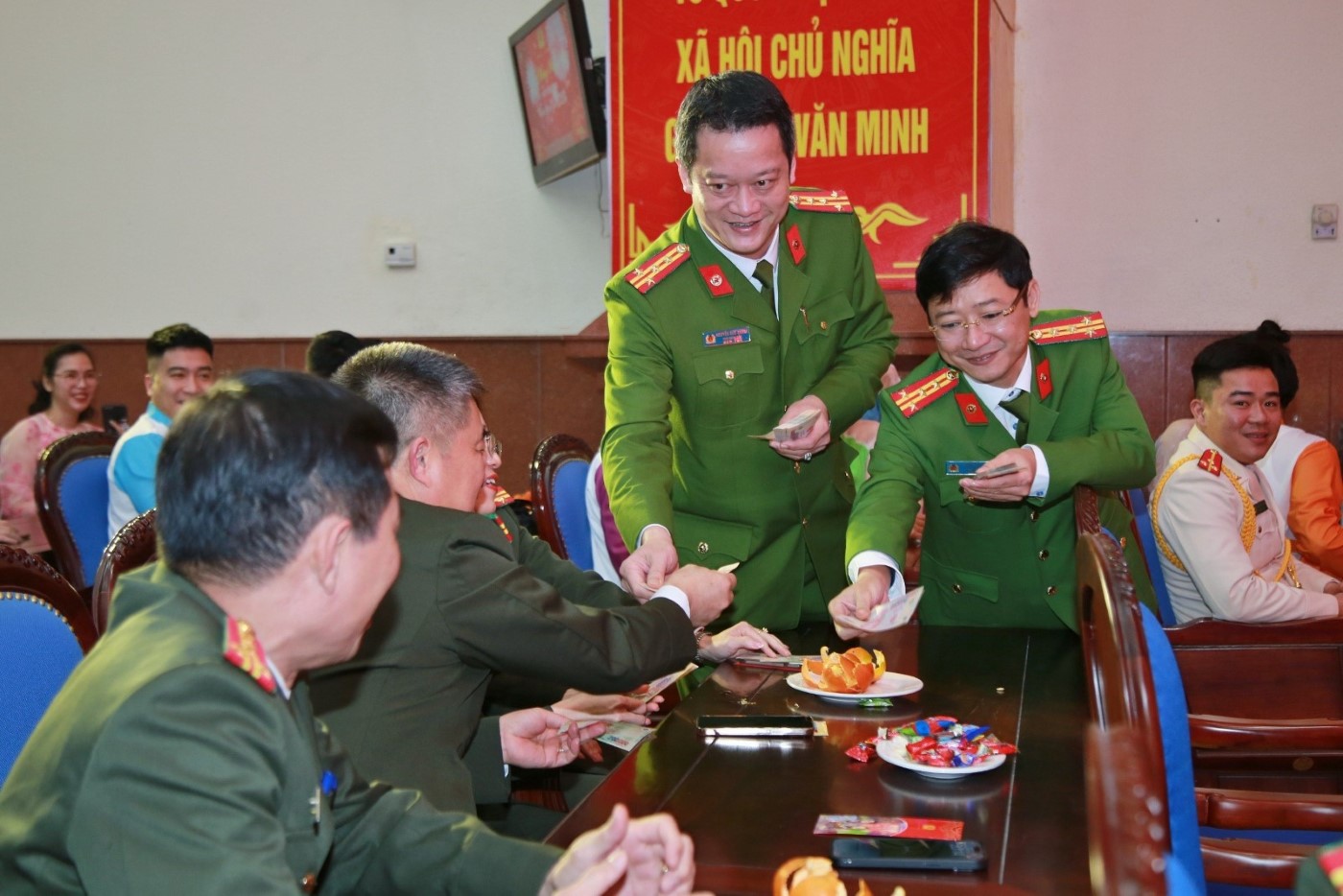 Các đồng chí Phó Giám đốc Công an tỉnh: Đại tá Nguyễn Đức Cường và Đại tá Trần Ngọc Tuấn mừng tuổi cán bộ, chiến sĩ thực hiện nhiệm vụ thường trực chiến đấu bảo đảm an ninh trật tự (ANTT) trong dịp Tết Nguyên đán