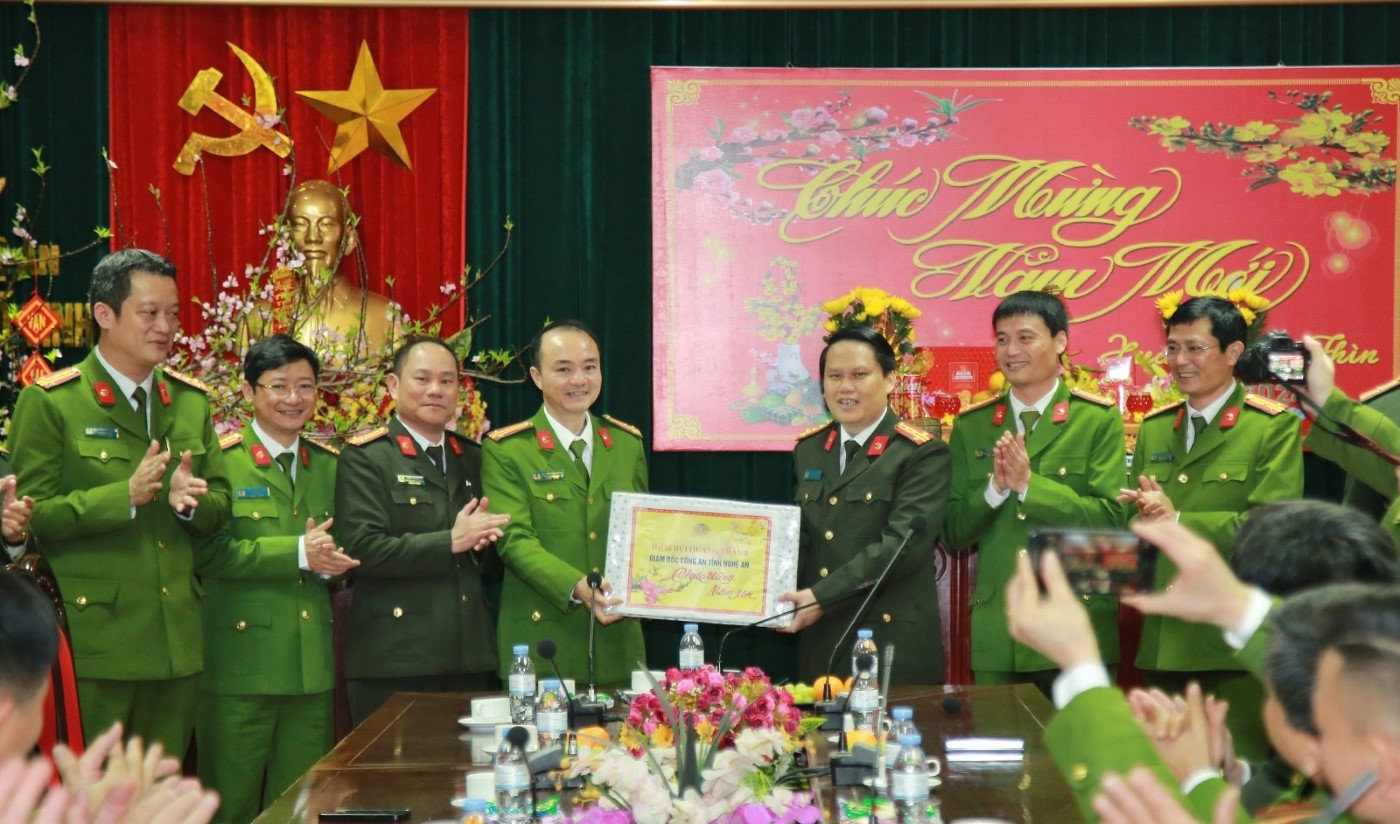Đoàn công tác đến kiểm tra, chúc Tết Công an TP Vinh