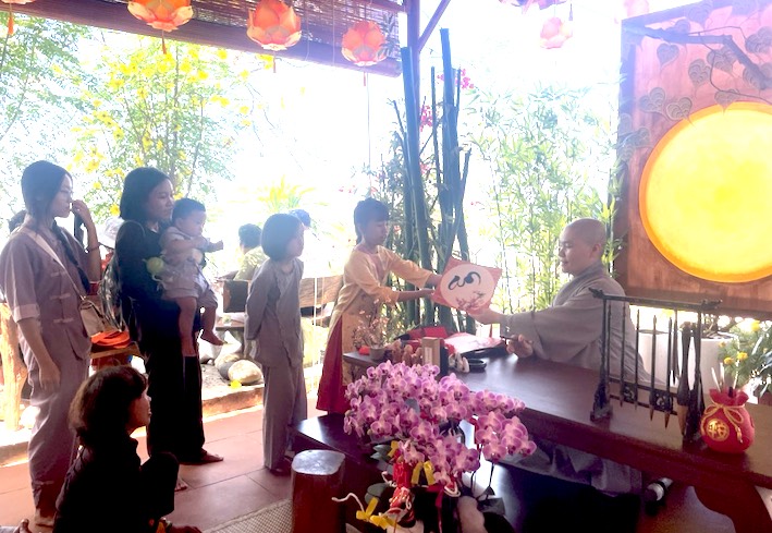 Sư cô Huệ Trí, trụ trì chùa Hải Vân cho chữ ngày mùng 1 Tết Giáp Thìn đến khách hành hương.