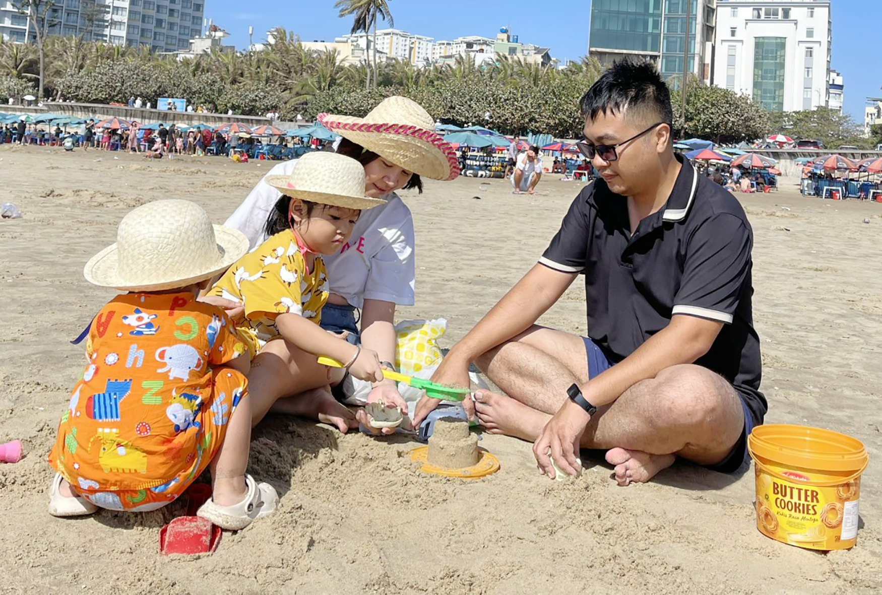 Gia đình anh Nguyễn Thái Tuấn chơi đắp cát trên Bãi Sau.